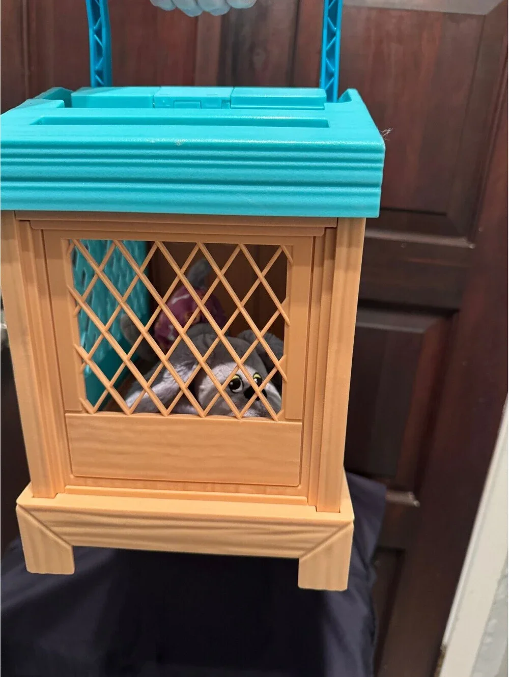 Plastic Toy Dog Kennel with Plush Dog